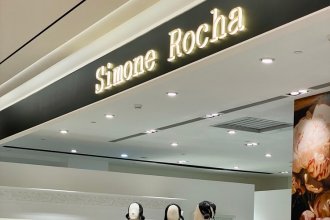 Симон Роша: Романтика като бунт, перли като броня — дизайнерката, която ни накара всички да искаме да сме героини