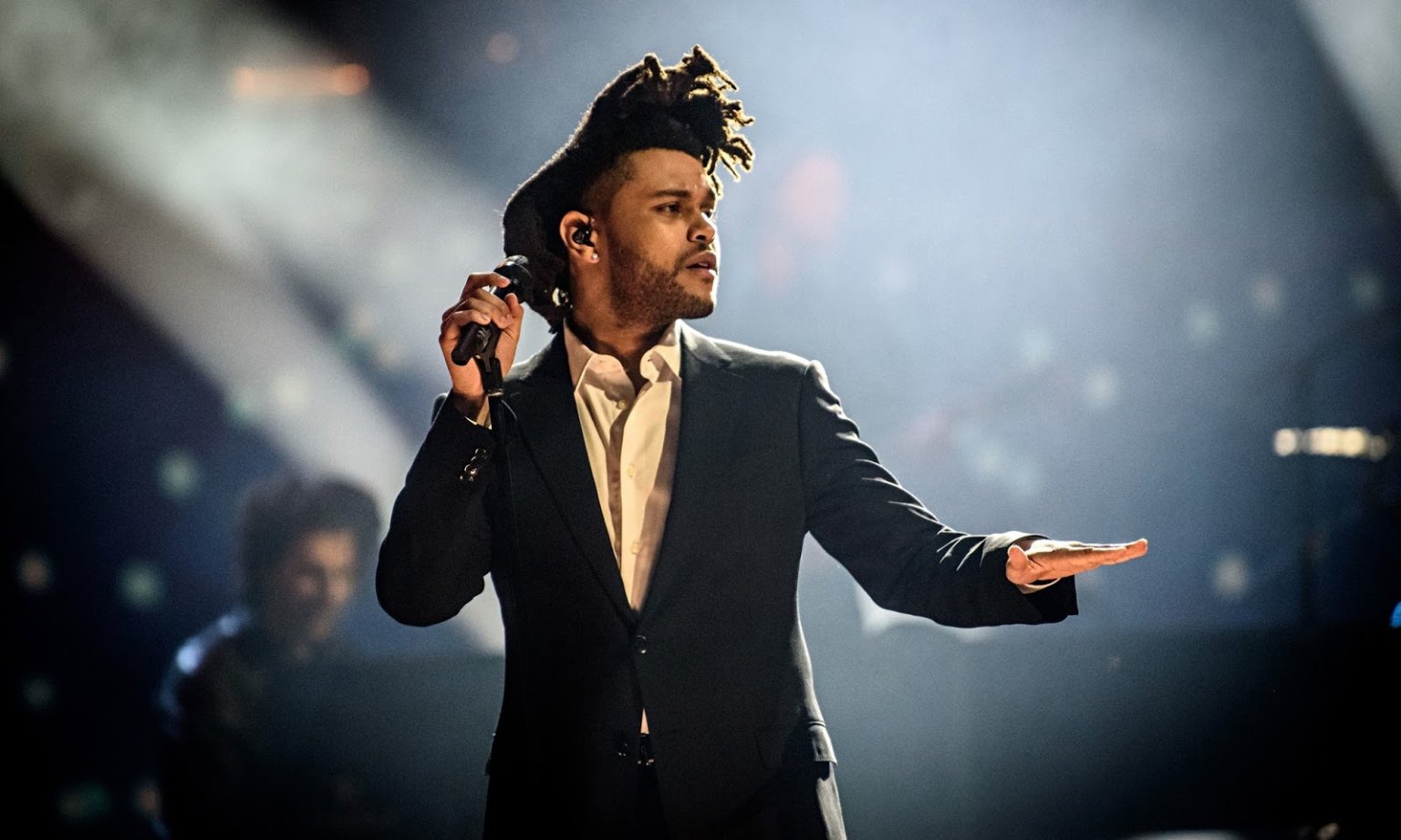 💥💔 THE WEEKND: ОТ МРАКА ДО СВЕТЛИНАТА - КАРИЕРА, СКАНДАЛИ И МЕТАМОРФОЗА НА ЕДИН АНГЕЛ С ДЯВОЛСКИ ГЛАС 💔💥