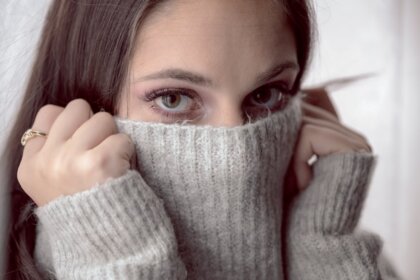 Плетива, но като за подиума: Как да наслояваш без обем — Стайлинг клиника за умните, стилните и леко измръзналите