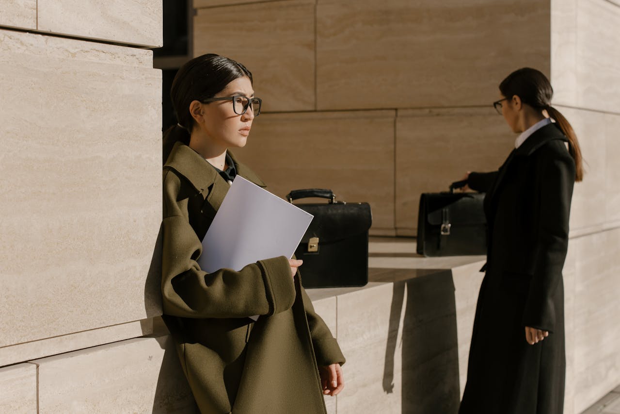 Power-Dressing за зимата: Блейзър и палто – комбинацията, която командва (и доза дързост)