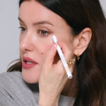 Две минути до икона: Трикът на Lisa Eldridge за лифтинг на очите и истинската история на „повдигнатия поглед“