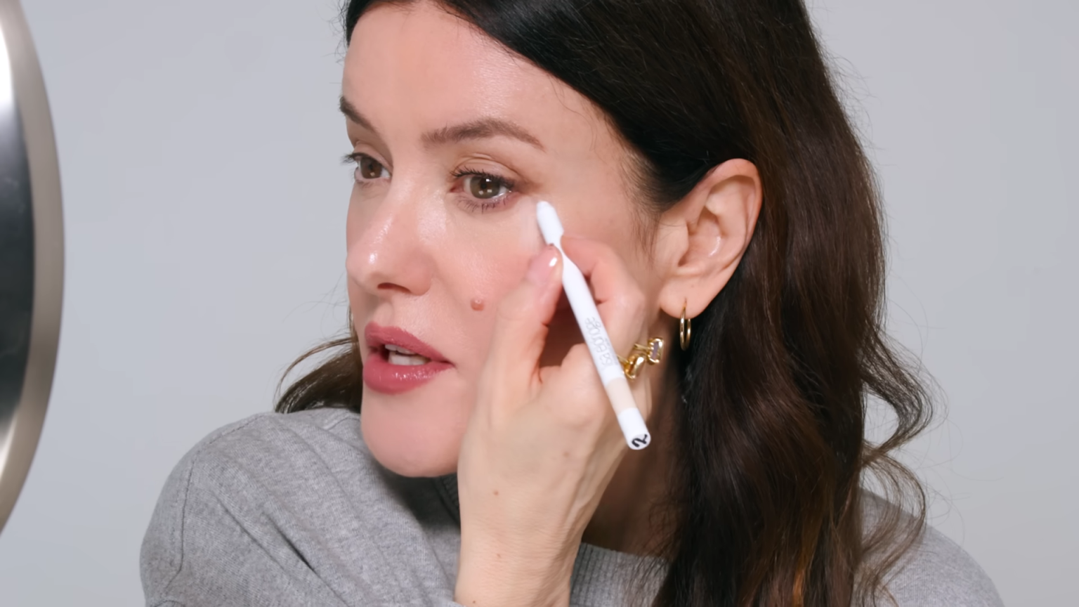 Две минути до икона: Трикът на Lisa Eldridge за лифтинг на очите и истинската история на „повдигнатия поглед“
