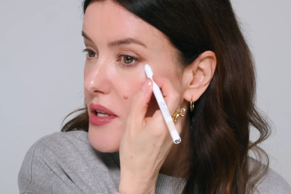 Две минути до икона: Трикът на Lisa Eldridge за лифтинг на очите и истинската история на „повдигнатия поглед“