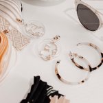 Аксесоарите, които мигновено издигат всеки аутфит: Защо детайлът все още управлява света